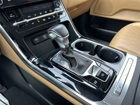 Used 2024 Kia Carnival EX image 20