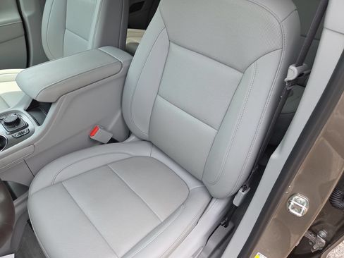Used 2023 GMC Acadia SLT FWD image 15