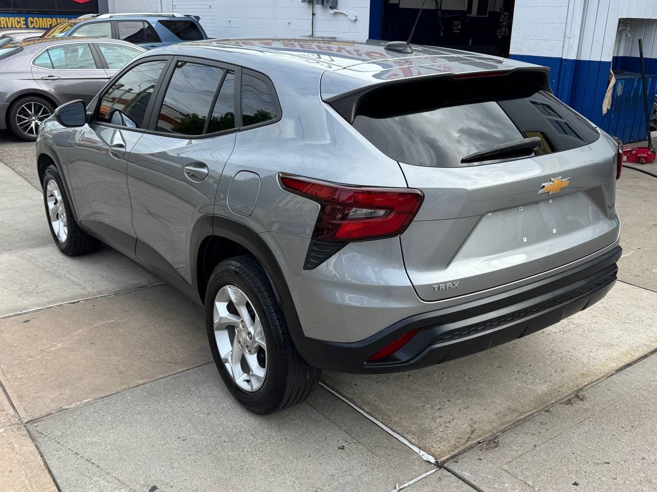 Used 2024 Chevrolet Trax LS w/ LS Convenience Package FWD image 7