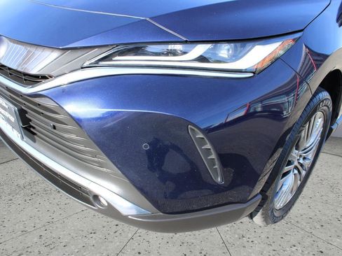 Used 2023 Toyota Venza XLE image 10