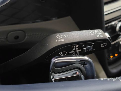 Used 2022 Bentley Bentayga image 38