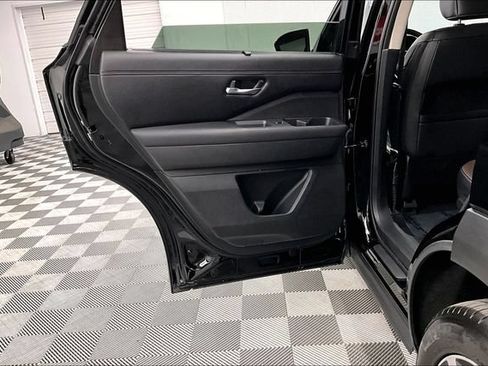 Used 2025 Nissan Pathfinder Platinum AWD/4WD image 23