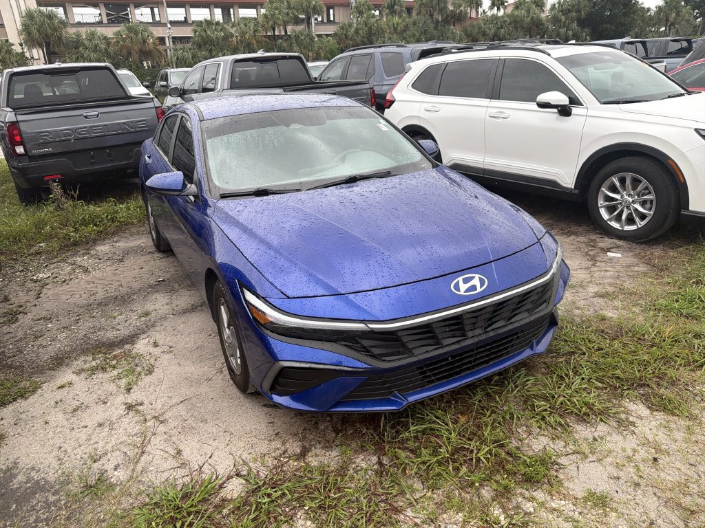 Used 2024 Hyundai Elantra SE FWD image 2