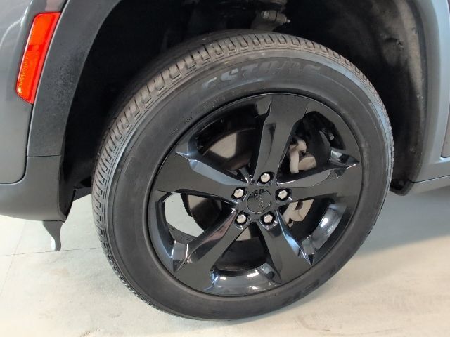 Used 2023 Jeep Grand Cherokee Altitude AWD/4WD image 9