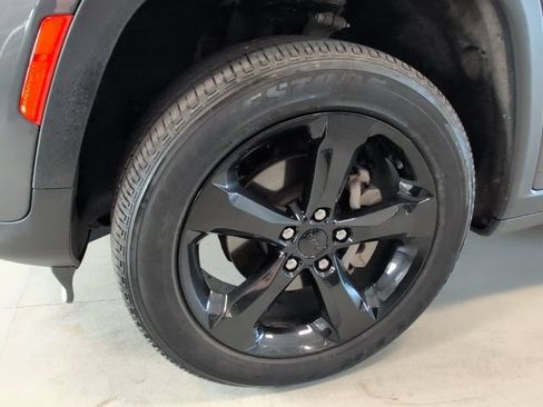 Used 2023 Jeep Grand Cherokee Altitude AWD/4WD image 9
