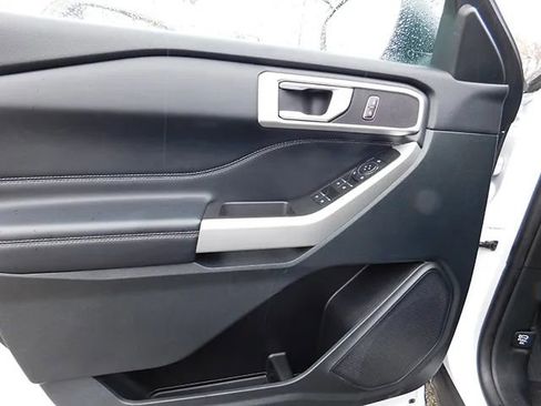 Used 2023 Ford Explorer XLT AWD/4WD image 15