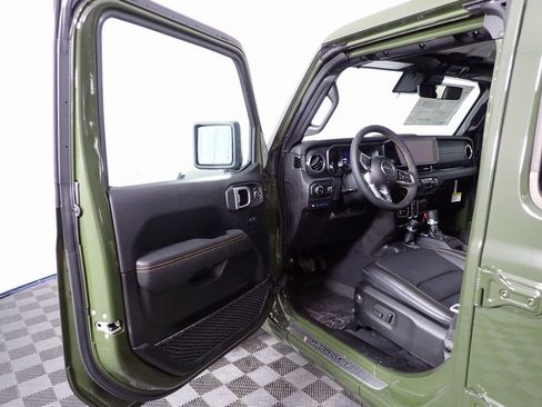 New 2024 Jeep Wrangler Unlimited Sahara w/ Technology Group AWD/4WD image 16