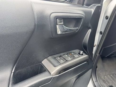 Used 2019 Toyota Tacoma TRD Sport AWD/4WD image 19