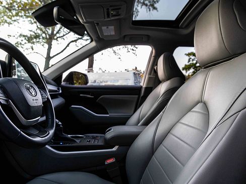 Used 2023 Toyota Highlander AWD image 8