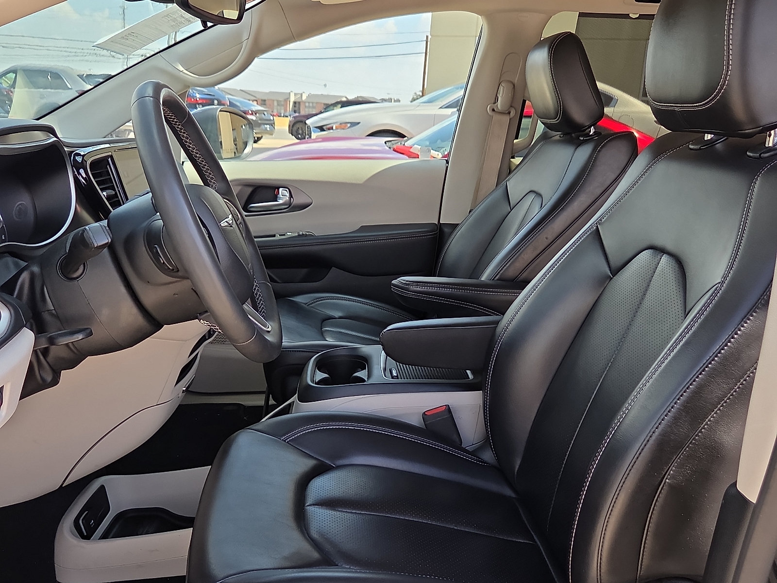 Used 2023 Chrysler Pacifica Touring-L FWD image 10