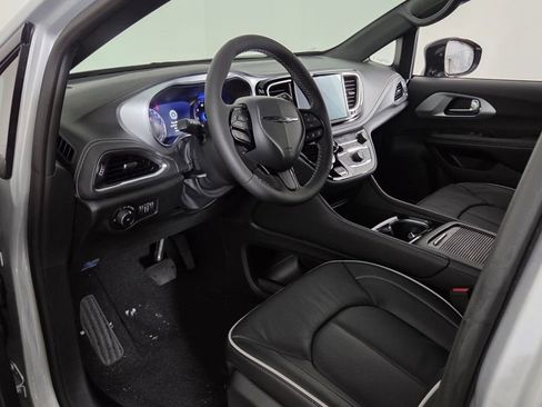 New 2026 Chrysler Pacifica Limited image 14