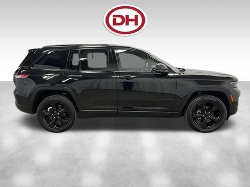 Used 2023 Jeep Grand Cherokee Altitude image 2