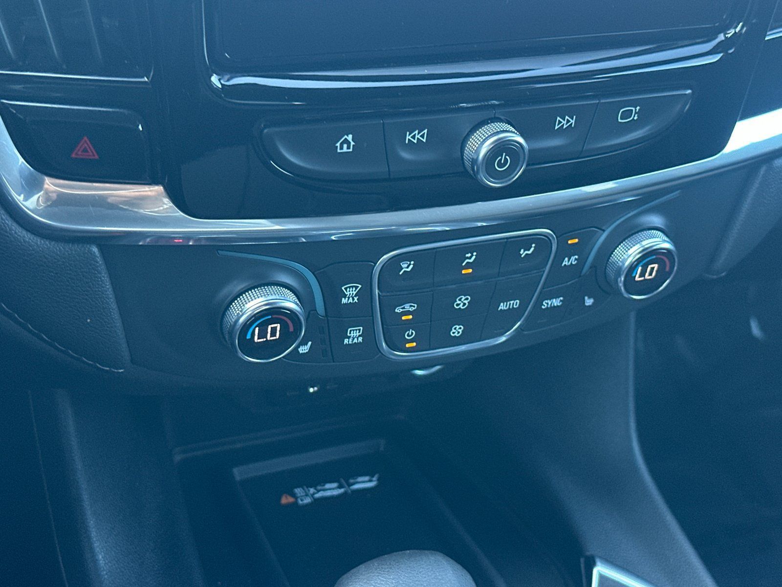 Used 2022 Chevrolet Traverse LT FWD image 20