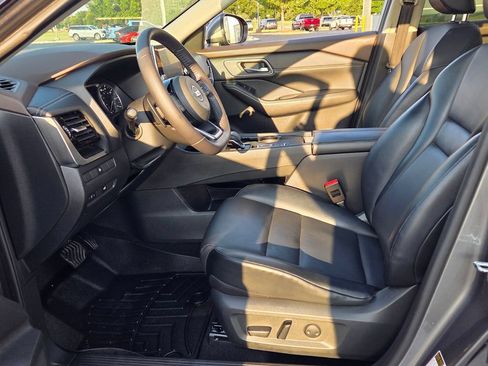 Used 2021 Nissan Rogue SV w/ Premium Package FWD image 3