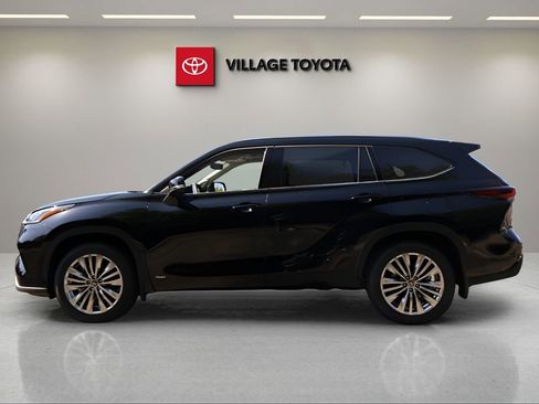 New 2026 Toyota Highlander Platinum AWD/4WD image 2