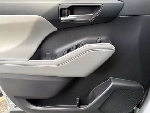 Used 2021 Toyota Highlander XLE image 24