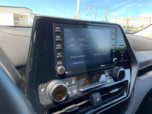 Used 2022 Toyota Highlander XLE AWD/4WD image 25