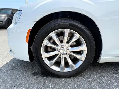 Used 2019 Chrysler 300 Limited AWD/4WD image 10