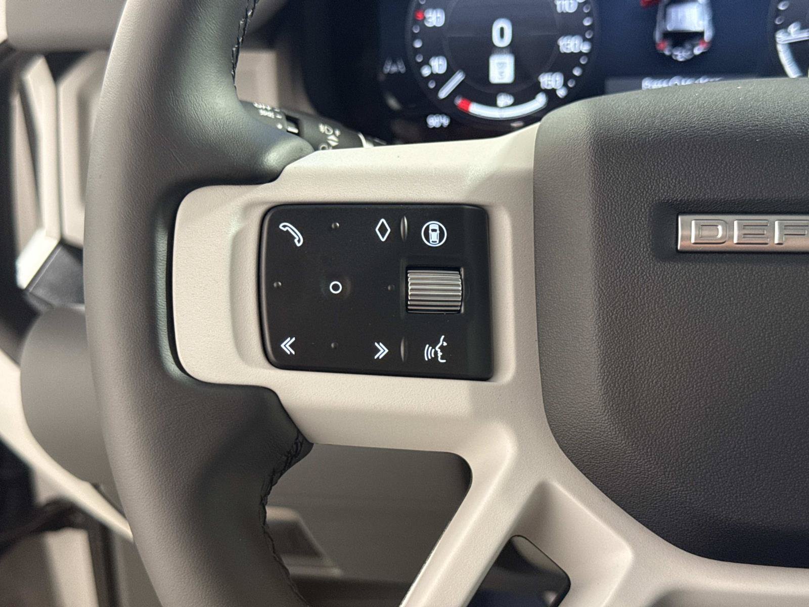 New 2026 Land Rover Defender 110 X-Dynamic SE AWD/4WD image 32