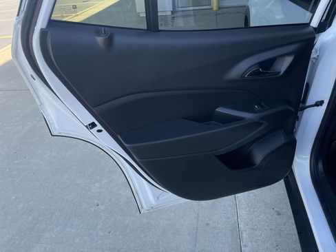 Used 2025 Chevrolet Trax LT FWD image 28