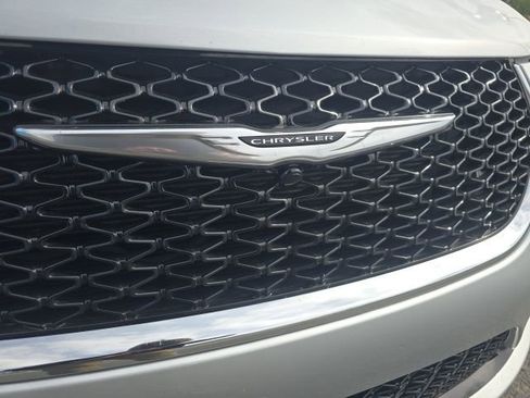 Used 2024 Chrysler Pacifica Touring-L image 9