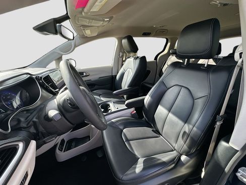 Used 2023 Chrysler Pacifica Touring-L image 20