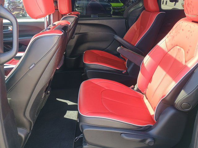 Used 2021 Chrysler Pacifica Limited w/ Uconnect Theater Family Group FWD image 19