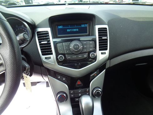 Used 2014 Chevrolet Cruze LT image 16