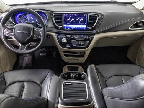 Used 2023 Chrysler Pacifica Touring-L FWD image 24