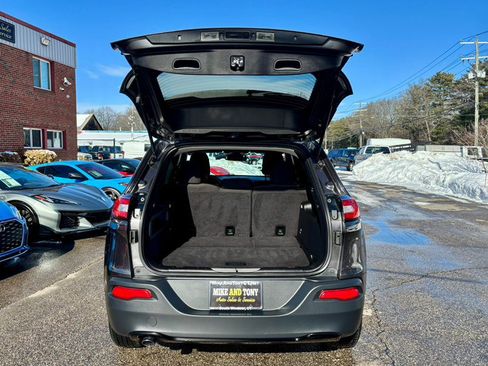 Used 2016 Jeep Cherokee Latitude w/ Cold Weather Group image 28