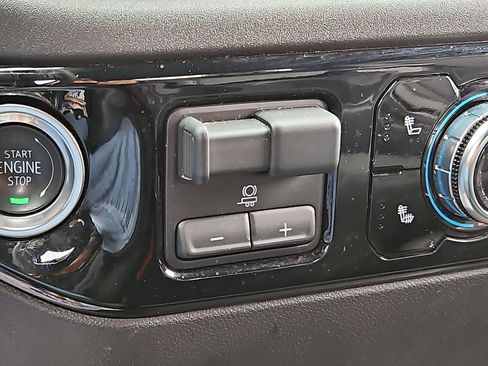 Used 2025 GMC Sierra 1500 SLT AWD/4WD image 23