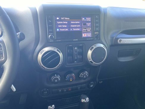 Used 2018 Jeep Wrangler Unlimited Sahara w/ Connectivity Group AWD/4WD image 23
