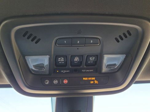 Used 2022 Chevrolet Traverse Premier image 31