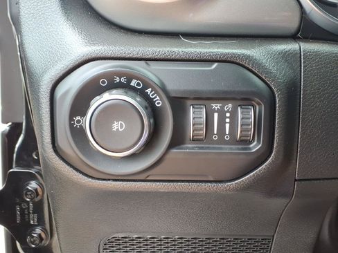 Used 2022 Jeep Wrangler Unlimited Sahara w/ LED Lighting Group AWD/4WD image 22
