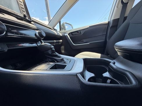 Used 2021 Toyota RAV4 LE AWD/4WD image 20