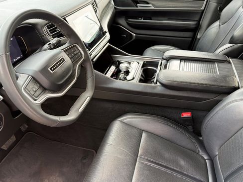 Used 2024 Jeep Wagoneer Series II w/ Flexible Seating Group image 9