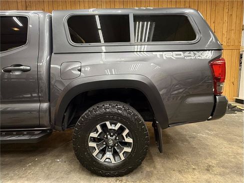 Used 2017 Toyota Tacoma TRD Off-Road AWD/4WD image 11