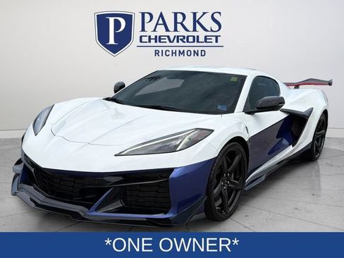 Used 2023 Chevrolet Corvette Z06 w/ Z07 Performance Package RWD image 3