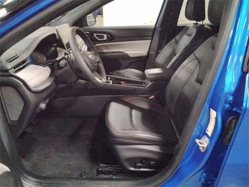 Used 2024 Jeep Compass Limited image 9