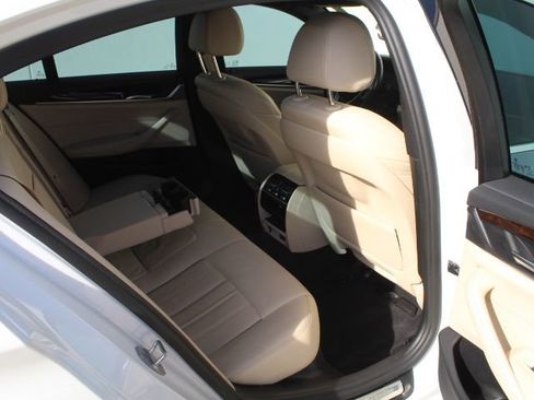 Used 2020 BMW 530e xDrive w/ Premium Package image 38