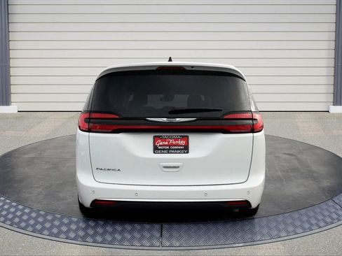 Used 2024 Chrysler Pacifica Touring-L image 6
