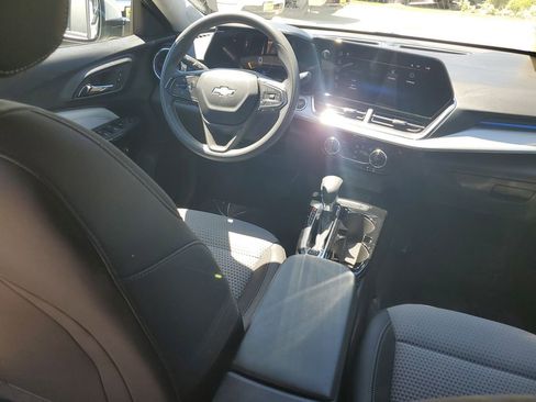 Used 2025 Chevrolet Trax LT FWD image 12