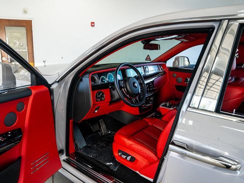 Used 2022 Rolls-Royce Phantom Sedan image 36