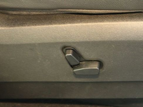 Used 2016 Chrysler Town & Country Touring w/ Driver Convenience Group image 11