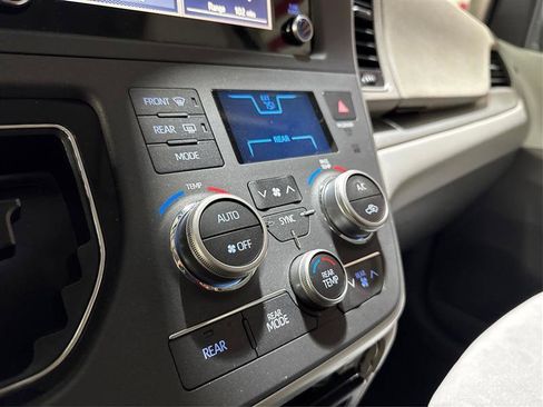 Used 2020 Toyota Sienna L FWD image 27