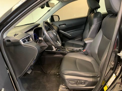 Used 2022 Toyota Corolla Cross XLE w/ Convenience Package image 17