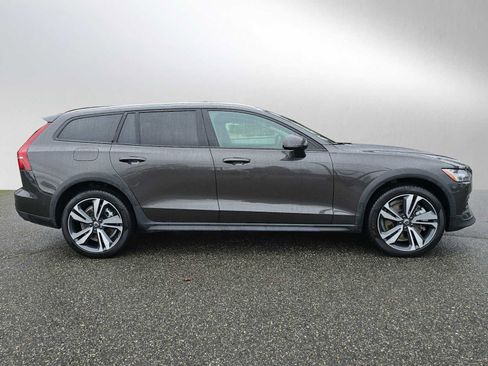 Certified 2025 Volvo V60 B5 Cross Country Plus AWD/4WD image 3