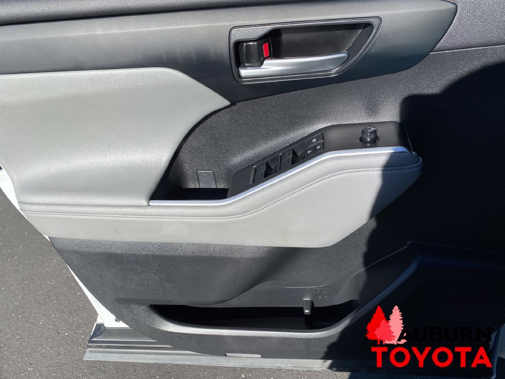Used 2024 Toyota Highlander XLE AWD/4WD image 9