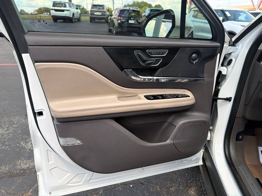 Used 2022 Lincoln Corsair Reserve w/ Luxury Package AWD/4WD image 12