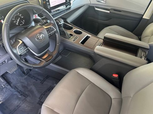 Certified 2024 Toyota Sienna XLE FWD image 12